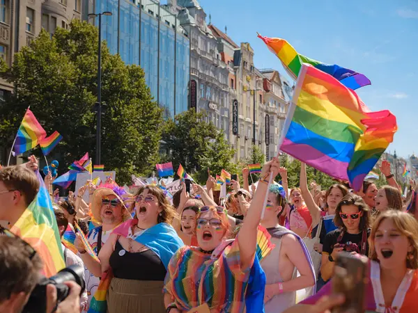 Prag, Çek Cumhuriyeti - 12 Ağustos 2023: Prag Onur Festivali Geçidi. Gökkuşağı ve diğer LGBTQ özellikleri ile parlak ve mutlu geçit ziyaretçileri, kalabalık sahnede performansı seviyor