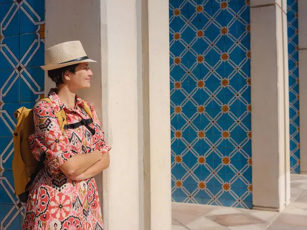 Abu Dabi 'de Qasr Al Hosn Parkı' nı keşfeden genç bir kadın. Yeşillik ve tarihi simgelerle çevrelenmiş, kentin kalbindeki sakin atmosfer ve Emirati mirasının tadını çıkarıyor..