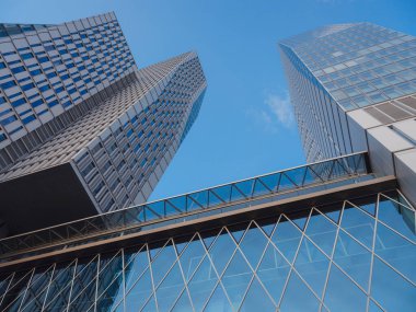 Frankfurt, Almanya - 16 Mayıs 2023: Akşam ışığında modern gökdelenlerin son görünümü