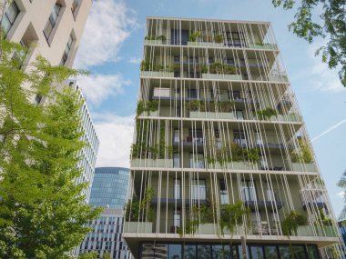 Viyana, Avusturya, 19 Temmuz 2023. Prater 'ın dışında bir apartman dairesinde. Avrupa 'nın modern evindeki konut binası. Yazın şehir merkezinde kiralık ev. Yeşil ve modern ev