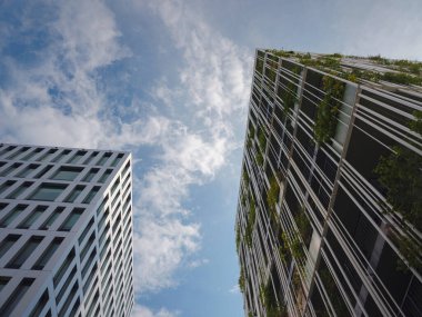Viyana, Avusturya, 19 Temmuz 2023. Prater 'ın dışında bir apartman dairesinde. Avrupa 'nın modern evindeki konut binası. Yazın şehir merkezinde kiralık ev. Yeşil ve modern ev
