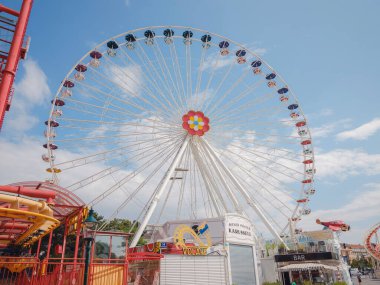 Viyana, Avusturya, 19 Temmuz 2023. Wurstelprater eğlence parkı ya da Viyana Prater ve dünyaca ünlü dev dönme dolap güneşli sabahlarda. Boş zamanların karışımı, her köşede canlı şehir atmosferi..