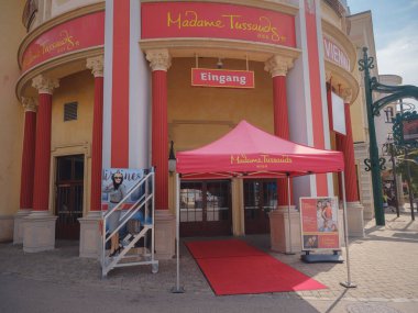 Viyana, Avusturya, 19 Temmuz 2023. Madam Tussauds 'un müzesi güneşli bir sabahta Prater lunaparkında..