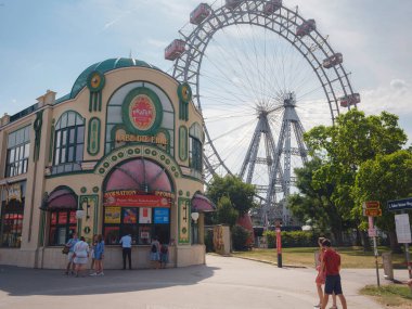 Viyana, Avusturya, 19 Temmuz 2023. Wurstelprater eğlence parkı ya da güneşli bir sabahta Viyana Prater. Her köşede doğa, eğlence ve canlı şehir atmosferinin karışımı..