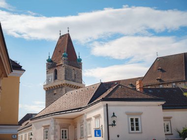 Perchtoldsdorf, Avusturya - 22 Temmuz 2023. 15. ve 16. yüzyılda inşa edilmiş müstahkem kulesi olan tarihi bir şehir. Perchtoldsdorf kasabası, Moedling bölgesi, Aşağı Avusturya.