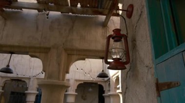 Dubai Al Seef 'teki antika fener yürümek ve yemek yemek içindir. Geleneksel Arap mimarisine sahip tarihi bölge. Eski binalar ve geleneksel Arap caddesi.