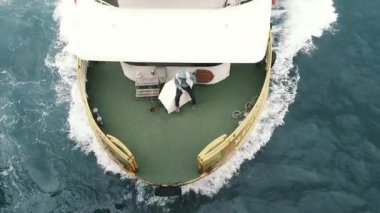 İstanbul, Türkiye - 3 Aralık 2023. İstanbul 'un Asyalı ve Avrupalı kesimleri arasında insanları taşıyan yolcu feribotunun İstanbul' da güzel manzarası.