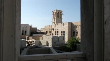 Dubai, Birleşik Arap Emirlikleri, 19 Ocak 2024: Al Seef yürümek ve yemek için uygun bir yer. Geleneksel Arap mimarisine sahip tarihi bölge. Eski binalar ve geleneksel Arap caddesi.