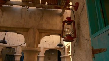 Dubai Al Seef 'teki antika fener yürümek ve yemek yemek içindir. Geleneksel Arap mimarisine sahip tarihi bölge. Eski binalar ve geleneksel Arap caddesi.