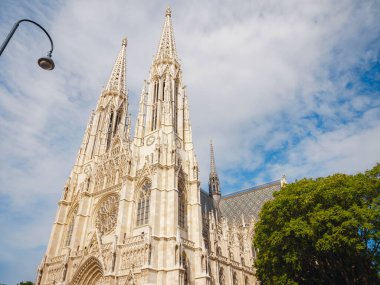 Viyana 'da güzel bir yaz tatili - Vatandaş Kilisesi Neo-Gotik Avusturya Kilisesi. Yaz yürüyüşü, tarihi sokakları keşfetmek, çarpıcı mimari, güneş ışığı altındaki canlı şehir atmosferi..