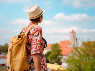 Varazdin sokaklarında yaz günü eski, tarihi şehir merkezinde yürüyen güzel bir kadın. Güzel sokakları keşfeden turist, kırktan şehre bakan.