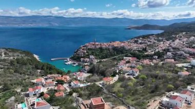 Hırvatistan, Krk Adası, Vrbnik 'in görüntüleri. Krk adasının doğu kıyısındaki bir köyün hava görüntüsü. Adriyatik Denizi