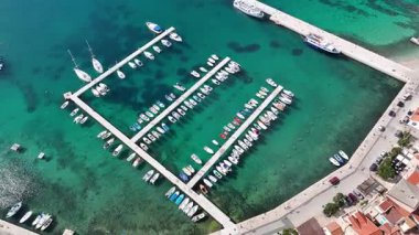 Baska plajı ve kristal berraklığında turkuaz su, marina botları, şehir sokağı, Krk Adası 'ndaki insansız hava aracından yakalanan güneşli yaz havası. Adriyatik Denizi 'ndeki Baska Tatil Kasabası
