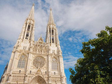 Viyana 'da güzel bir yaz tatili - Vatandaş Kilisesi Neo-Gotik Avusturya Kilisesi. Yaz yürüyüşü, tarihi sokakları keşfetmek, çarpıcı mimari, güneş ışığı altındaki canlı şehir atmosferi..