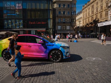 Prag, Çek Cumhuriyeti - 12 Ağustos 2023: Eski şehir merkezinde gurur ayı. Festivalde gökkuşağı arabalı Skoda şirketi