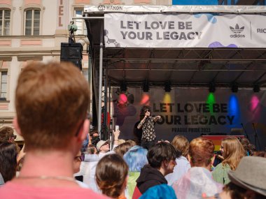 Prag, Çek Cumhuriyeti - 12 Ağustos 2023: Prag Onur Festivali Geçidi. Festivalin ana sahnesi ve seyircileri, Laura Pergolizzi veya LP sahnede