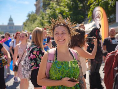Prag, Çek Cumhuriyeti - 12 Ağustos 2023: Prag Onur Festivali Geçidi. Gökkuşağı ve diğer LGBTQ özellikleri ile parlak ve mutlu geçit ziyaretçileri