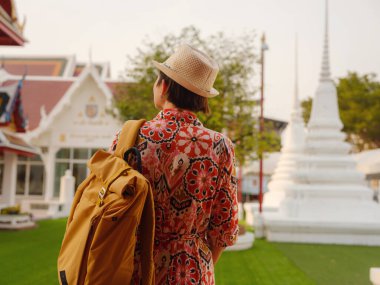 Bangkok 'taki Budist Tapınakları' nın yakınlarındaki Renkli Sokakları Keşfeden Kadın. Geleneksel mimari ve güzel Budist tapınaklarıyla çevrili Bangkok 'un büyüleyici sokaklarında gezen kadın gezgin..