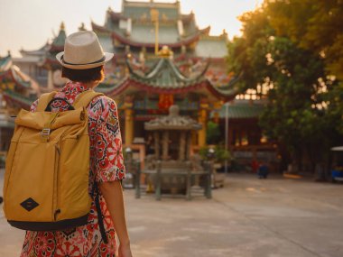 Bangkok 'taki Budist Tapınakları' nın yakınlarındaki Renkli Sokakları Keşfeden Kadın. Geleneksel mimari ve güzel Budist tapınaklarıyla çevrili Bangkok 'un büyüleyici sokaklarında gezen kadın gezgin..