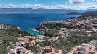 Hırvatistan, Krk Adası, Vrbnik 'in görüntüleri. Krk adasının doğu kıyısındaki bir köyün hava görüntüsü. Adriyatik Denizi
