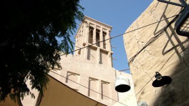Dubai, Birleşik Arap Emirlikleri, 19 Ocak 2024: Al Seef yürümek ve yemek için uygun bir yer. Geleneksel Arap mimarisine sahip tarihi bölge. Eski binalar ve geleneksel Arap caddesi.