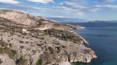 Stara Baska yakınlarındaki vahşi kayalık kıyı şeridi dramatik uçurumlar ve şeffaf deniz, dokunulmamış doğa ve havadan görünen uzak güzellik..