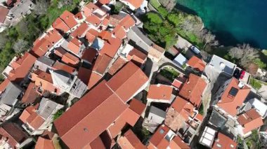 Hırvatistan, Krk Adası, Vrbnik 'in görüntüleri. Krk adasının doğu kıyısındaki bir köyün hava görüntüsü. Adriyatik Denizi