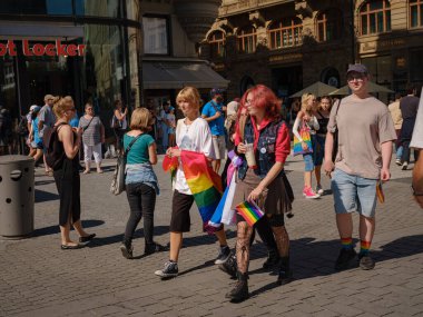 Prag, Çek Cumhuriyeti - 12 Ağustos 2023: Prag Onur Festivali Geçidi. Gökkuşağı ve diğer LGBTQ özellikleri ile parlak ve mutlu geçit ziyaretçileri