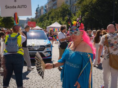Prag, Çek Cumhuriyeti - 12 Ağustos 2023: Prag Onur Festivali Geçidi. Gökkuşağı ve diğer LGBTQ özellikleri ile parlak ve mutlu geçit ziyaretçileri