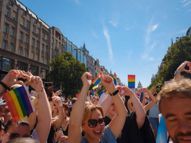 Prag, Çek Cumhuriyeti - 12 Ağustos 2023: Prag Onur Festivali Geçidi. Gökkuşağı ve diğer LGBTQ özellikleri ile parlak ve mutlu geçit ziyaretçileri, kalabalık sahnede performansı seviyor