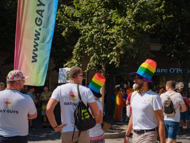 Prag, Çek Cumhuriyeti - 12 Ağustos 2023: Eski şehir merkezinde gurur ayı. Festivalde gökkuşağı arabalı Skoda şirketi