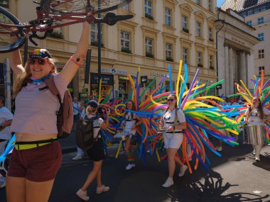 Prag, Çek Cumhuriyeti - 12 Ağustos 2023: Prag Onur Festivali Geçidi. Gey gururu sırasında renkli balonları olan kadınlar ve erkekler müzik enstrümanları çalıyor