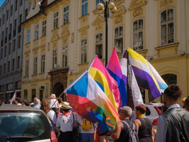 Prag, Çek Cumhuriyeti - 12 Ağustos 2023: Eski şehir merkezinde gurur ayı. Prag Onur Festivali Geçidi.