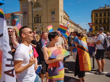 Prag, Çek Cumhuriyeti - 12 Ağustos 2023: Eski şehir merkezinde gurur ayı. Prag Onur Festivali Geçidi. Festivale farklı kostümlerle katılanlar, törenin başlangıcı