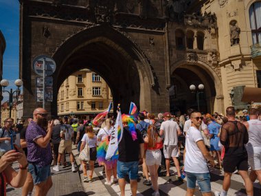 Prag, Çek Cumhuriyeti - 12 Ağustos 2023: Eski şehir merkezinde gurur ayı. Prag Onur Festivali Geçidi. Festivale farklı kostümlerle katılanlar, törenin başlangıcı