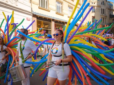 Prag, Çek Cumhuriyeti - 12 Ağustos 2023: Prag Onur Festivali Geçidi. Gey gururu sırasında renkli balonları olan kadınlar ve erkekler müzik enstrümanları çalıyor