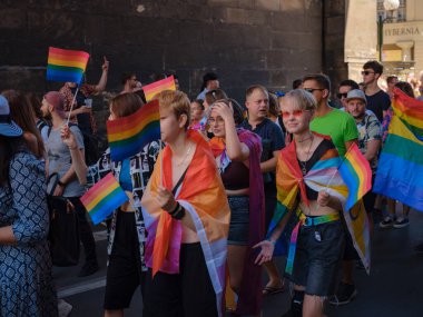 Prag, Çek Cumhuriyeti - 12 Ağustos 2023: Prag Onur Festivali Geçidi. Prag tarihi merkezindeki en eski şehir kapılarından biri olan Ortaçağ Toz Kulesi 'ndeki geçit töreninin başlangıcı.