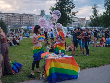 Prag, Çek Cumhuriyeti - 12 Ağustos 2023: Geleneksel Prag Gay Onur Yürüyüşü katılımcıları. Prag Onur Festivali Geçidi.