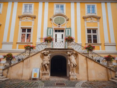 Perchtoldsdorf, Avusturya - 22 Temmuz 2023. 15. ve 16. yüzyılda inşa edilmiş müstahkem kulesi olan tarihi bir şehir. Perchtoldsdorf kasabası, Moedling bölgesi, Aşağı Avusturya.