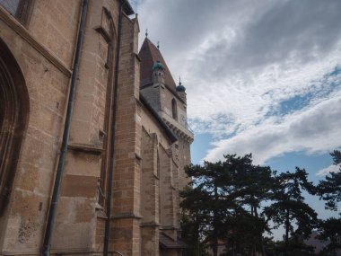 Perchtoldsdorf, Avusturya - 22 Temmuz 2023. 15. ve 16. yüzyılda inşa edilmiş müstahkem kulesi olan tarihi bir şehir. Perchtoldsdorf kasabası, Moedling bölgesi, Aşağı Avusturya.