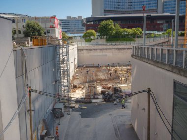 Viyana, Avusturya - 27 Temmuz 2023: Avusturya Merkezi ve BM binası yakınlarındaki alanlardan birinde inşaatçılarla birlikte inşaat sahası