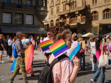 Prag, Çek Cumhuriyeti - 12 Ağustos 2023: Prag Onur Festivali Geçidi. Gökkuşağı ve diğer LGBTQ özellikleri ile parlak ve mutlu geçit ziyaretçileri