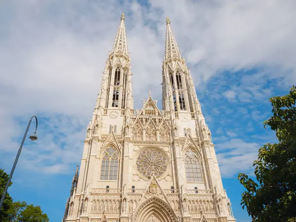Viyana 'da güzel bir yaz tatili - Vatandaş Kilisesi Neo-Gotik Avusturya Kilisesi. Yaz yürüyüşü, tarihi sokakları keşfetmek, çarpıcı mimari, güneş ışığı altındaki canlı şehir atmosferi..