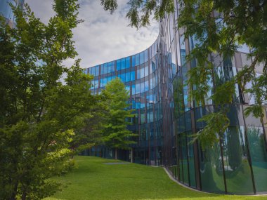 Viyana, Avusturya, 19 Temmuz 2023. Prater 'ın dışında bir apartman dairesinde. Avrupa 'nın modern evindeki konut binası. Yazın şehir merkezinde kiralık ev. Yeşil ve modern ev