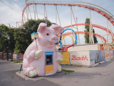 Viyana, Avusturya, 19 Temmuz 2023. Wurstelprater eğlence parkı ya da güneşli bir sabahta Viyana Prater. Her köşede doğa, eğlence ve canlı şehir atmosferinin karışımı..