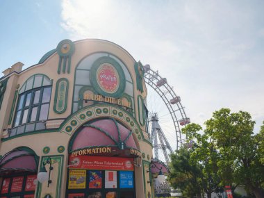 Viyana, Avusturya, 19 Temmuz 2023. Wurstelprater eğlence parkı ya da güneşli bir sabahta Viyana Prater. Her köşede doğa, eğlence ve canlı şehir atmosferinin karışımı..