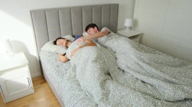 Evde doğum günü kutlayan bir çift. Doğum gününün sabahı. Çift doğum günü sabahı uyanır, sıcak bir atmosfer, nazik gülümsemeler, doğal ışık odayı doldurur. Evdeki özel güne sıradan bir başlangıç..