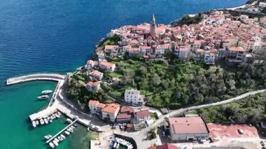 Hırvatistan, Krk Adası, Vrbnik 'in görüntüleri. Krk adasının doğu kıyısındaki bir köyün hava görüntüsü. Adriyatik Denizi