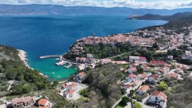 Hırvatistan, Krk Adası, Vrbnik 'in görüntüleri. Krk adasının doğu kıyısındaki bir köyün hava görüntüsü. Adriyatik Denizi