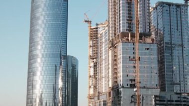 BAE, Abu-Dabi, 11 Ocak 2024: Emirates Sanayi İnşaat Emlak İnşaatı. Yeni şehir merkezi Abu-Dabi. Birleşik Arap Emirlikleri.